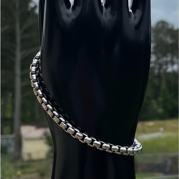 Jewelry - Rhodium Round Box Hollow